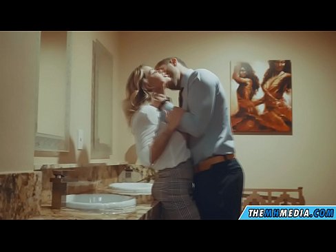 ❤️ Cuando una rubia tetona te seduce en un baño público ❤❌ Video de porno de calidad en es.passionateembracespotlight.ru ❌️
